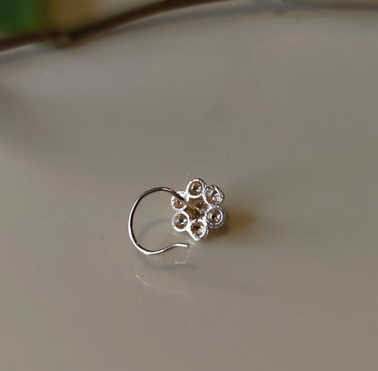 Tiny flower Nose pin