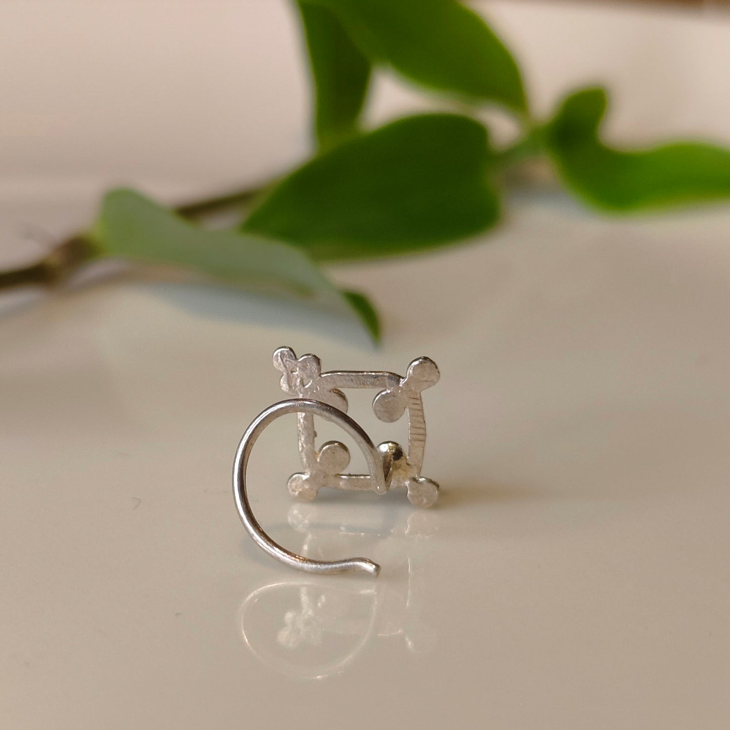 Bindu frame Nose pin